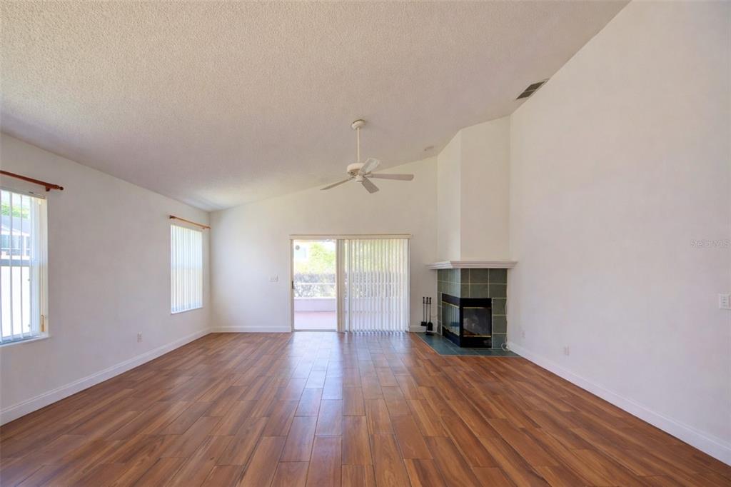 635 ROCHESTER LOOP, DAVENPORT, FL — photo 5 of 30