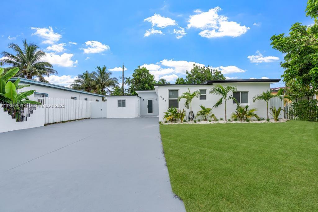 301 NW 108th St, Miami FL 33168