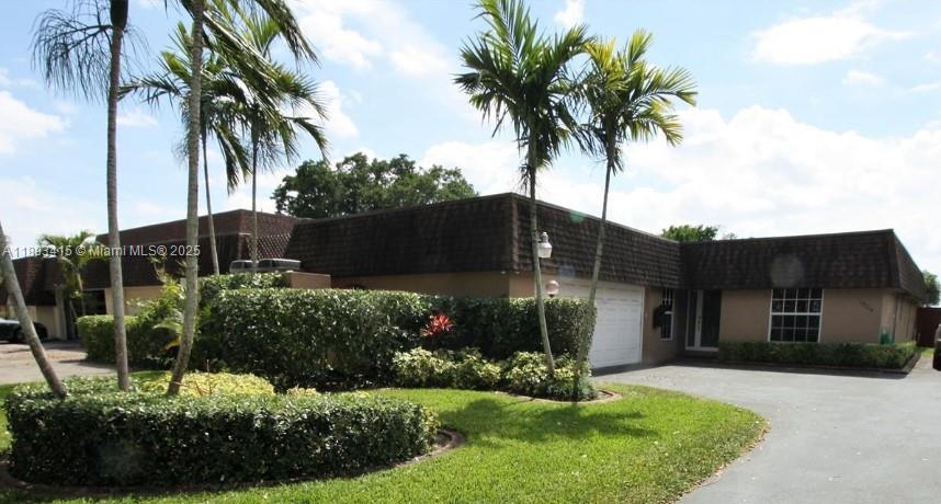 19224 W Lake Dr, Hialeah FL 33015