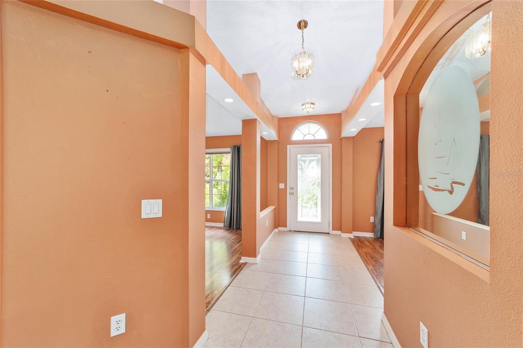 A tiled entryway leads to a front door with a transom window and arched opening — 133 N MCGOWAN, CRYSTAL RIVER, FL
