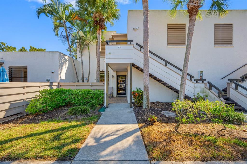 703 OAKVIEW DRIVE UNIT 703