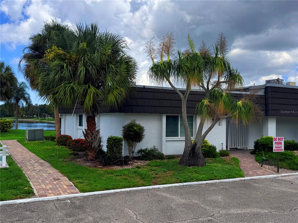 1213 GLEN OAKS DRIVE E