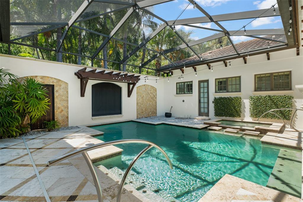 A screened-in patio features a swimming pool, a hot tub, and a decorative wooden pergola — 4812 ALEXANDRA GARDEN COURT, WINDERMERE, FL