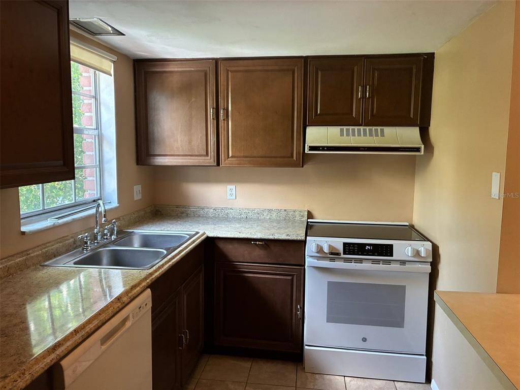 1124 85TH TERRACE N UNIT D, ST PETERSBURG, FL — photo 5 of 13