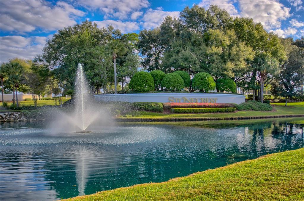A fountain sprays water in a pond in front of a Stonecrest community entrance sign — 11086 SE 175TH PLACE, SUMMERFIELD, FL