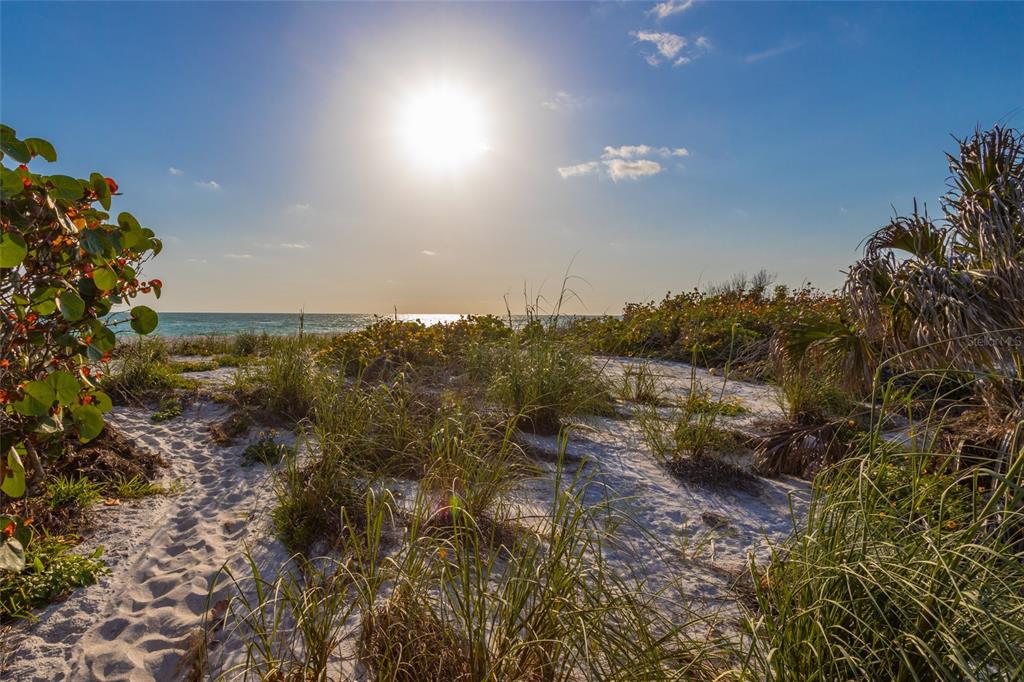 560 GULF BAY ROAD, LONGBOAT KEY, FL — photo 2 of 30