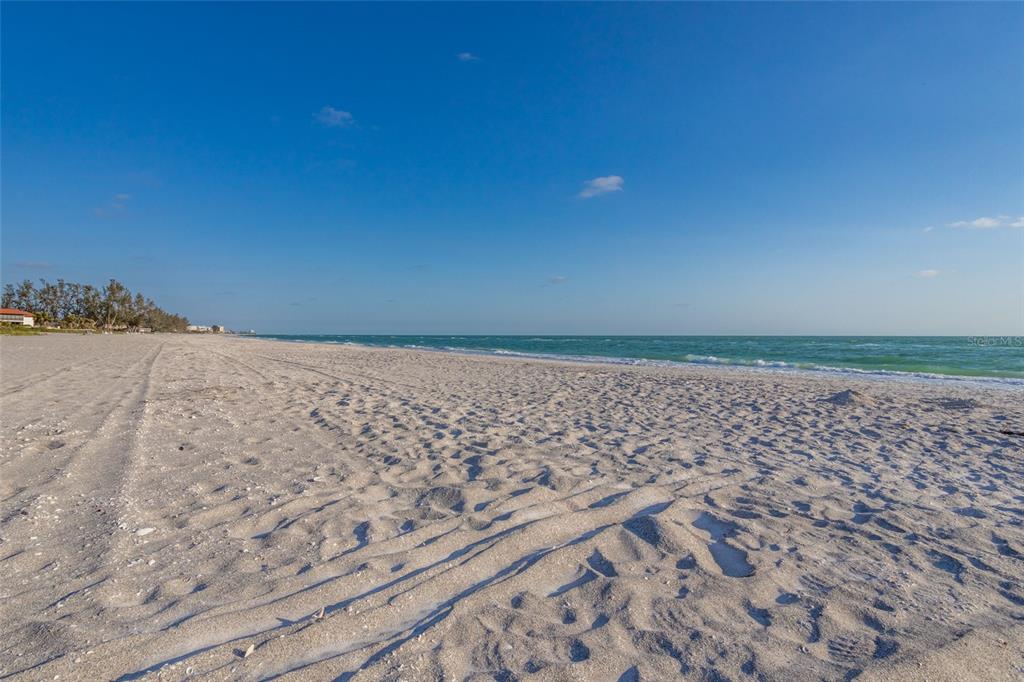 560 GULF BAY ROAD, LONGBOAT KEY, FL — photo 3 of 30
