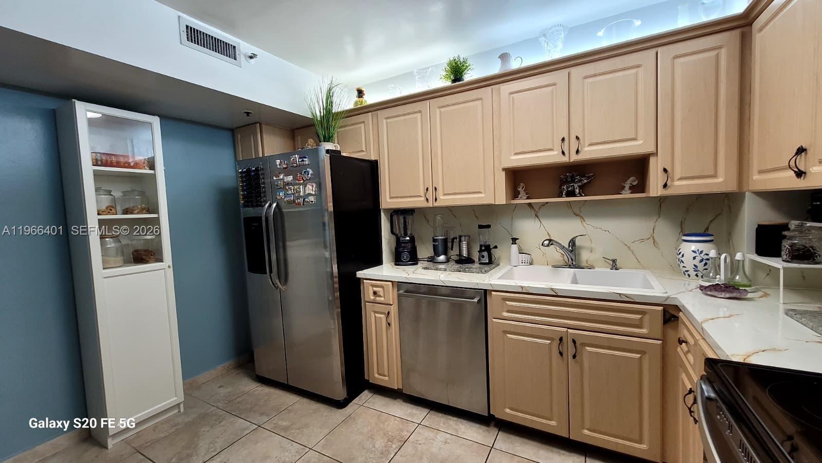 4001 Hillcrest Dr # 705, Hollywood FL 33021