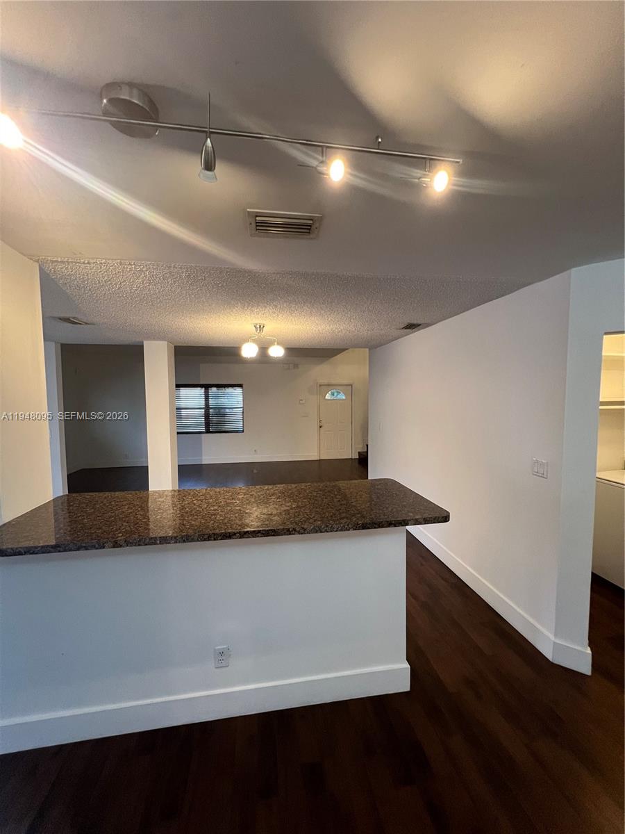 561 Racquet Club Rd # 21, Weston FL 33326