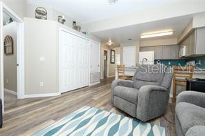 A living room with gray furniture, a patterned area rug, and a ceiling fan — 694 SEABROOK COURT UNIT 101, ALTAMONTE SPRINGS, FL