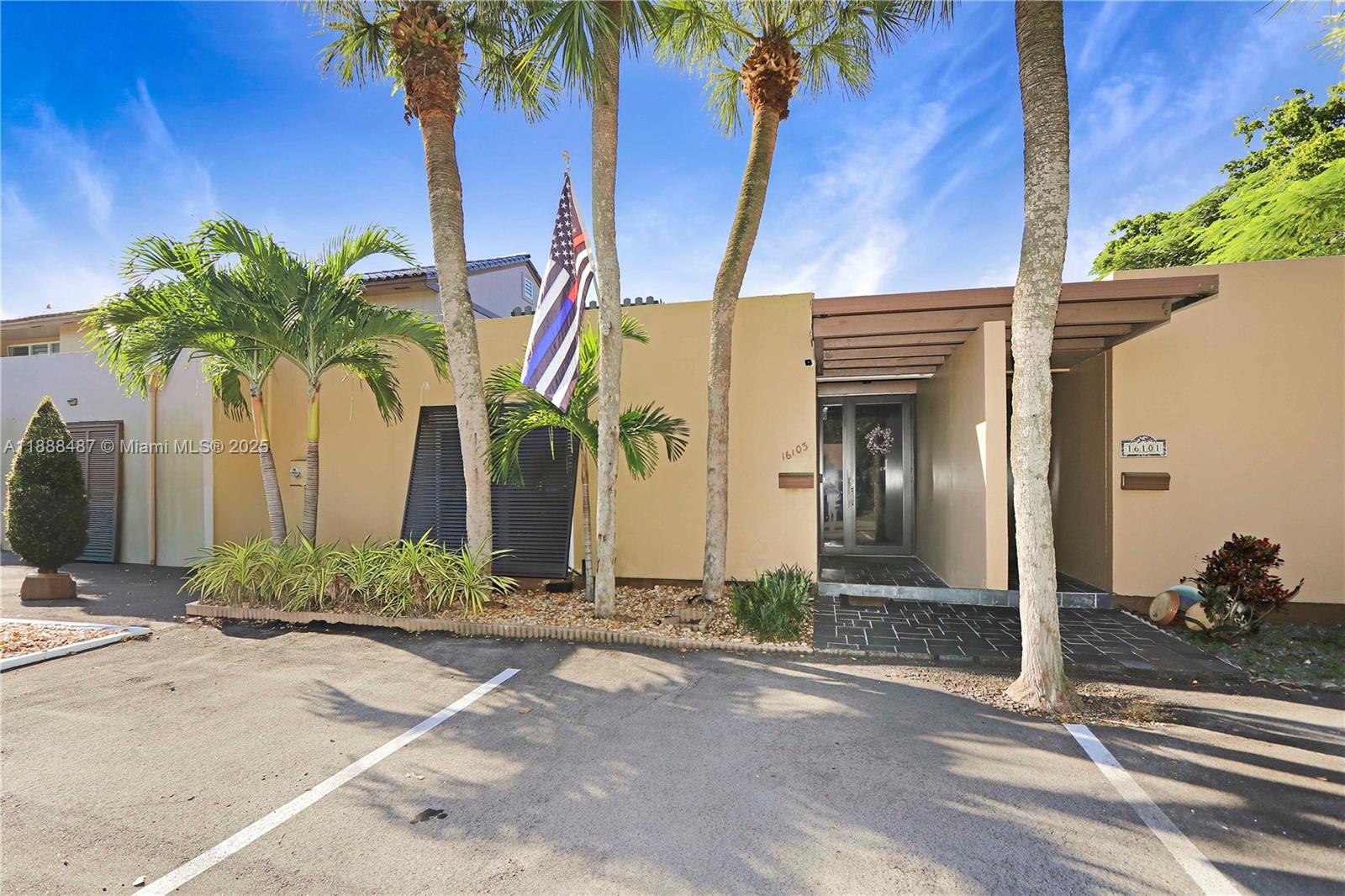 16103 Kingsmoor Way, Miami Lakes FL 33014