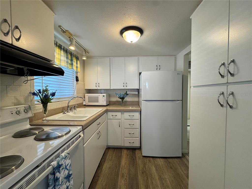 1826 SUNNY DRIVE UNIT D26, BRADENTON, FL — photo 4 of 27