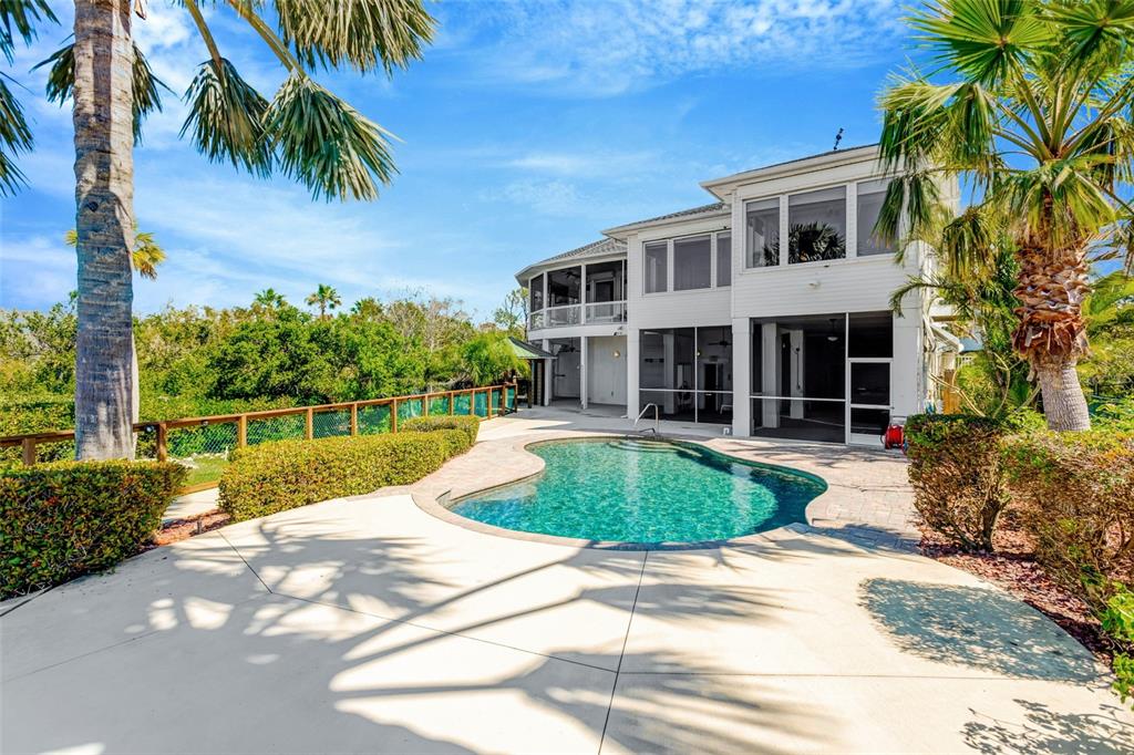A two-story house with a screened-in porch and swimming pool in the backyard — 511 SEAVIEW DRIVE, TARPON SPRINGS, FL