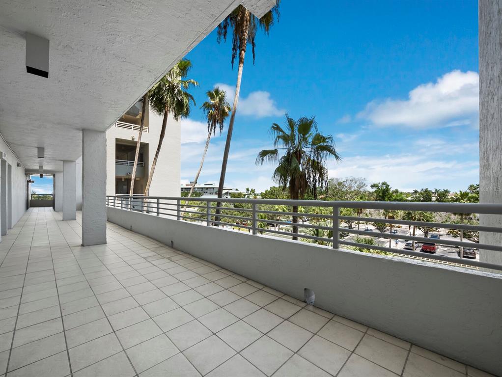 210 SANDS POINT ROAD UNIT 2405, LONGBOAT KEY, FL — photo 3 of 30