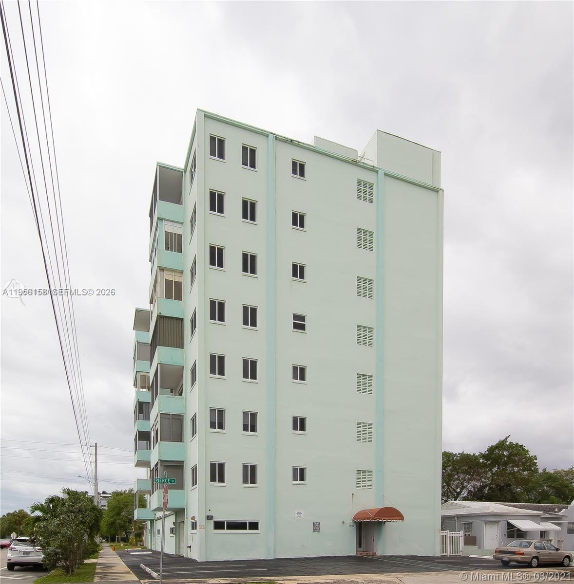 1700 Pierce St # 204, Hollywood FL 33020