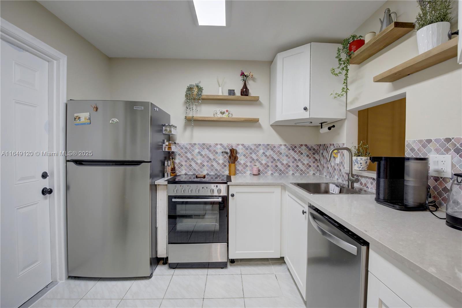 233 NE 14th Ave # 304, Hallandale Beach FL 33009
