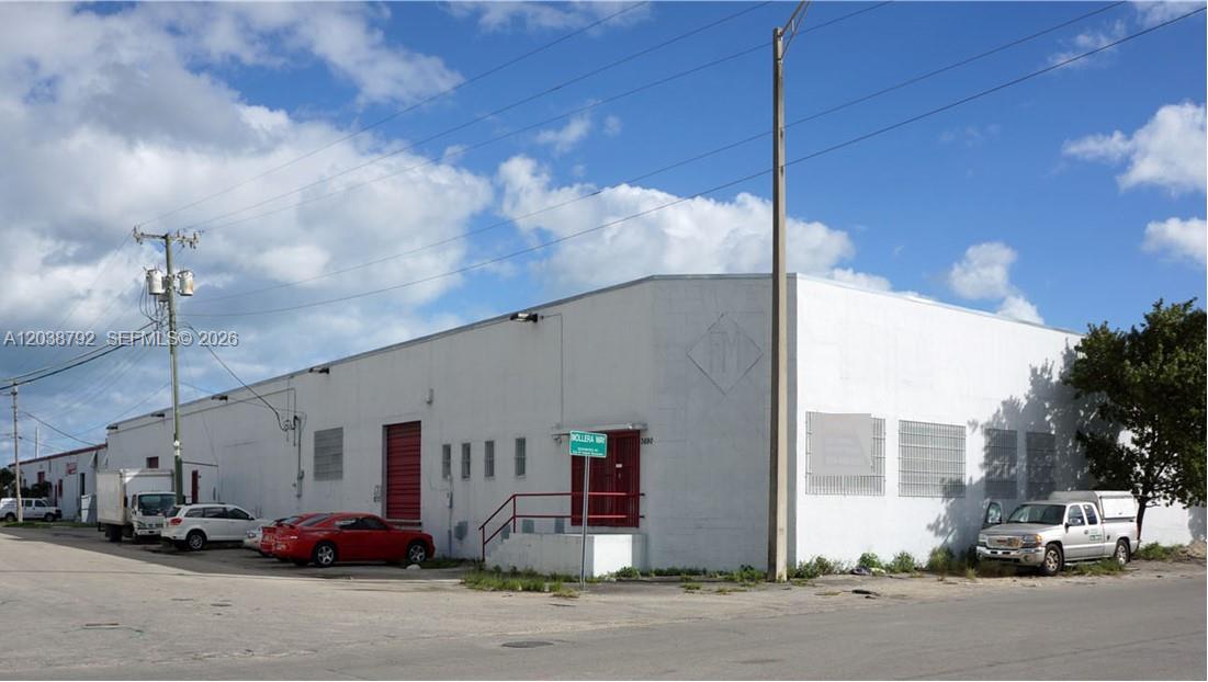 3690 NW 52nd St, Hialeah FL 33142
