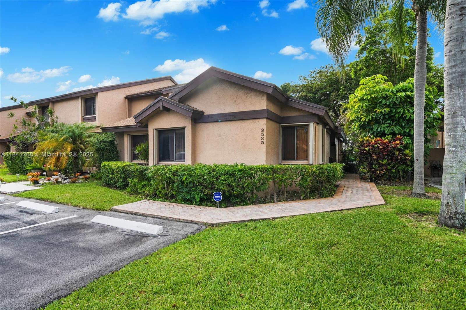 9535 NW 38th Pl, Sunrise FL 33351