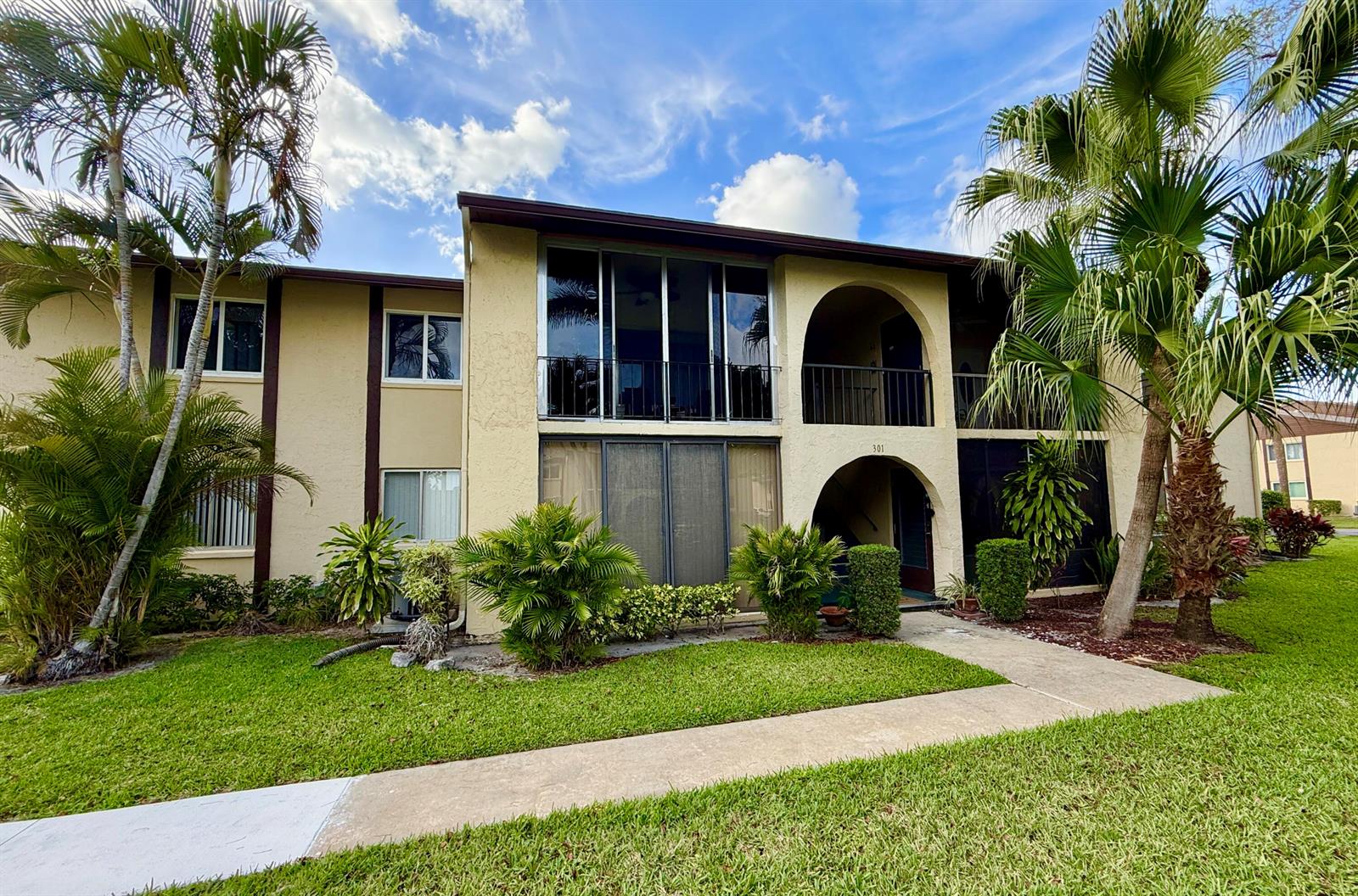 Corner unit on 2nd floor — 301 Pine Ridge Circle # 2, FL 33463, FL