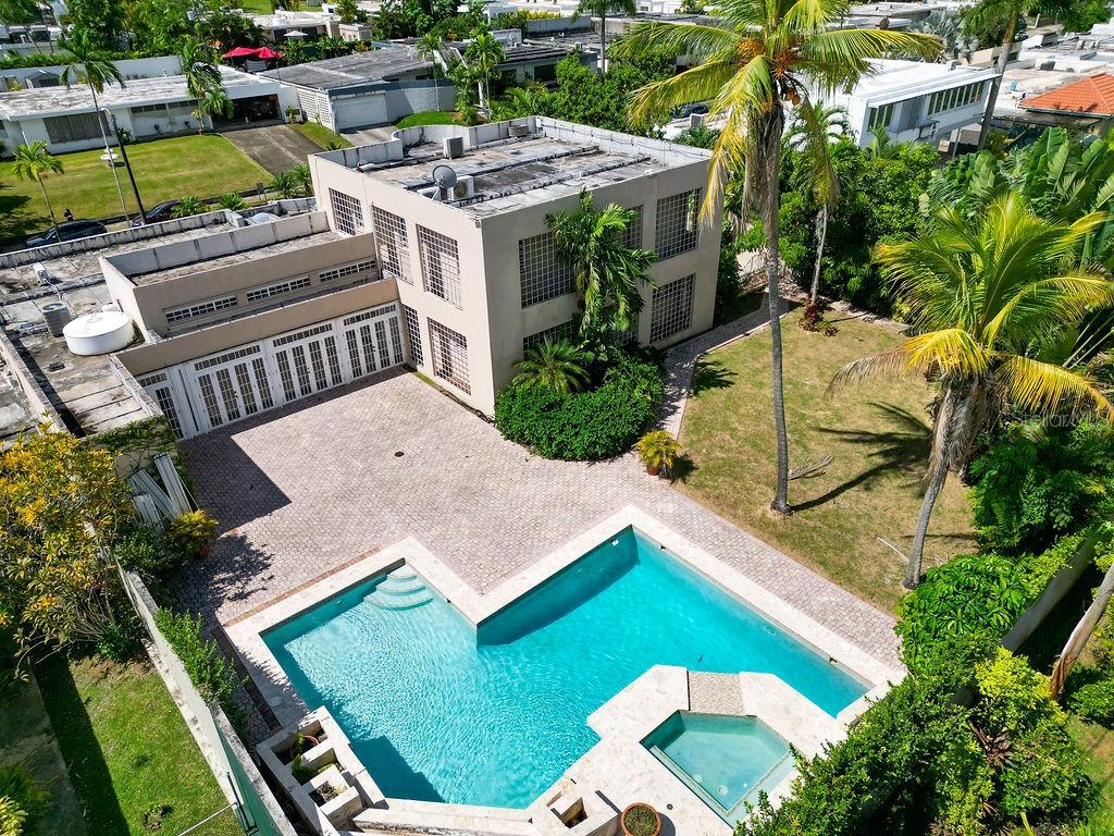 An aerial view of a two-story house with a swimming pool and a paved patio — URB. SANTA MARIA 1906 CLL ORQUIDEA, SAN JUAN, PR