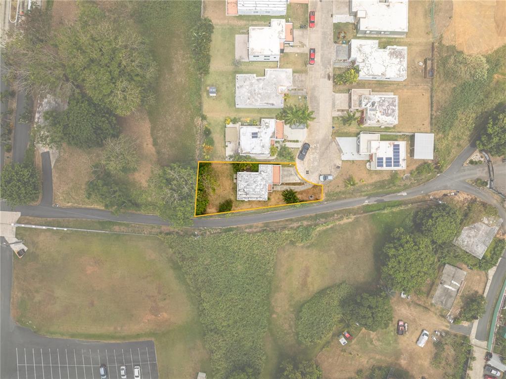 An aerial view shows a residential property with a house and yard outlined in yellow — D-17 URB. VISTA VERDE, FAJARDO, PR