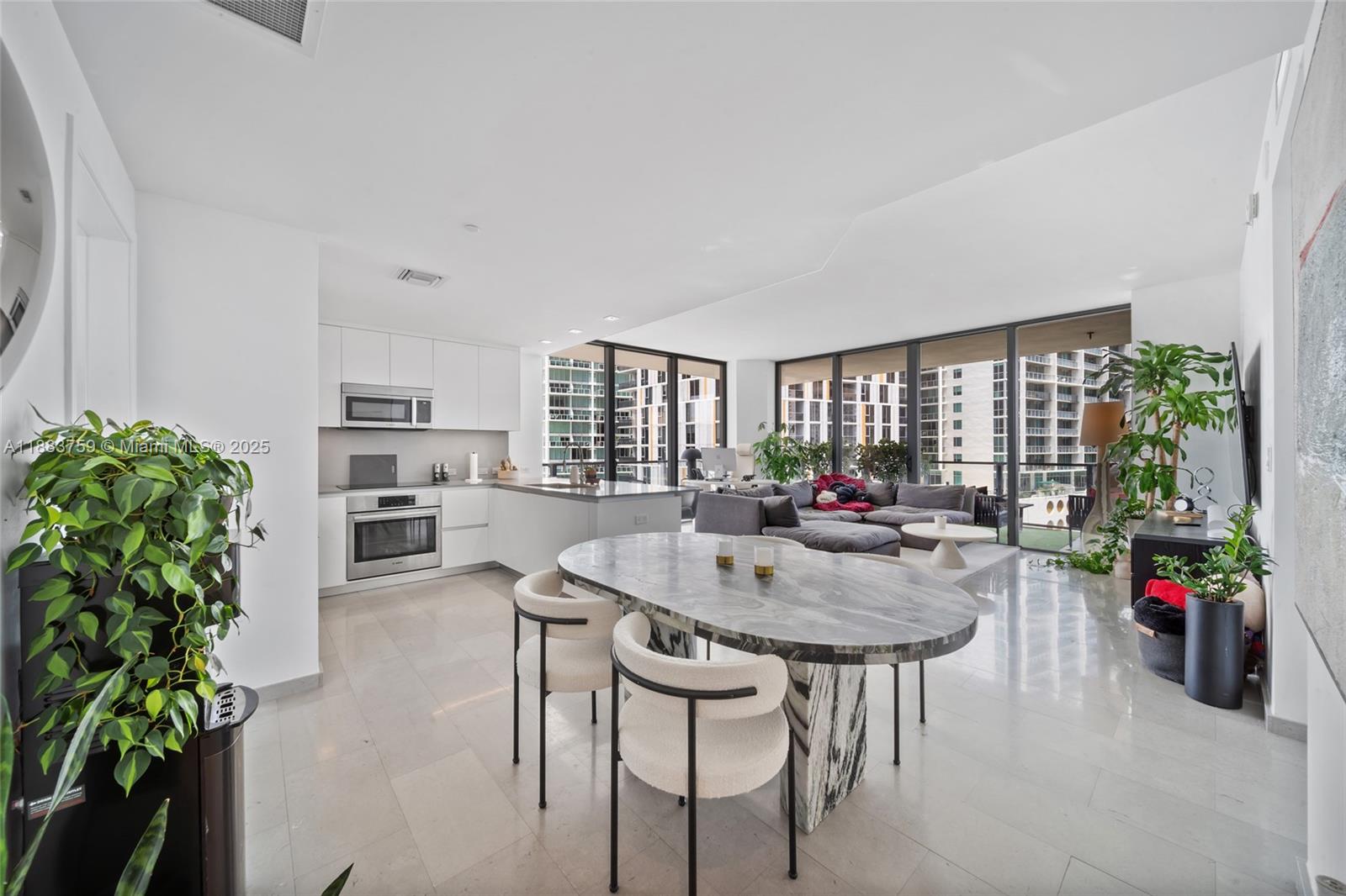 68 SE 6th St # 811, Miami FL 33131
