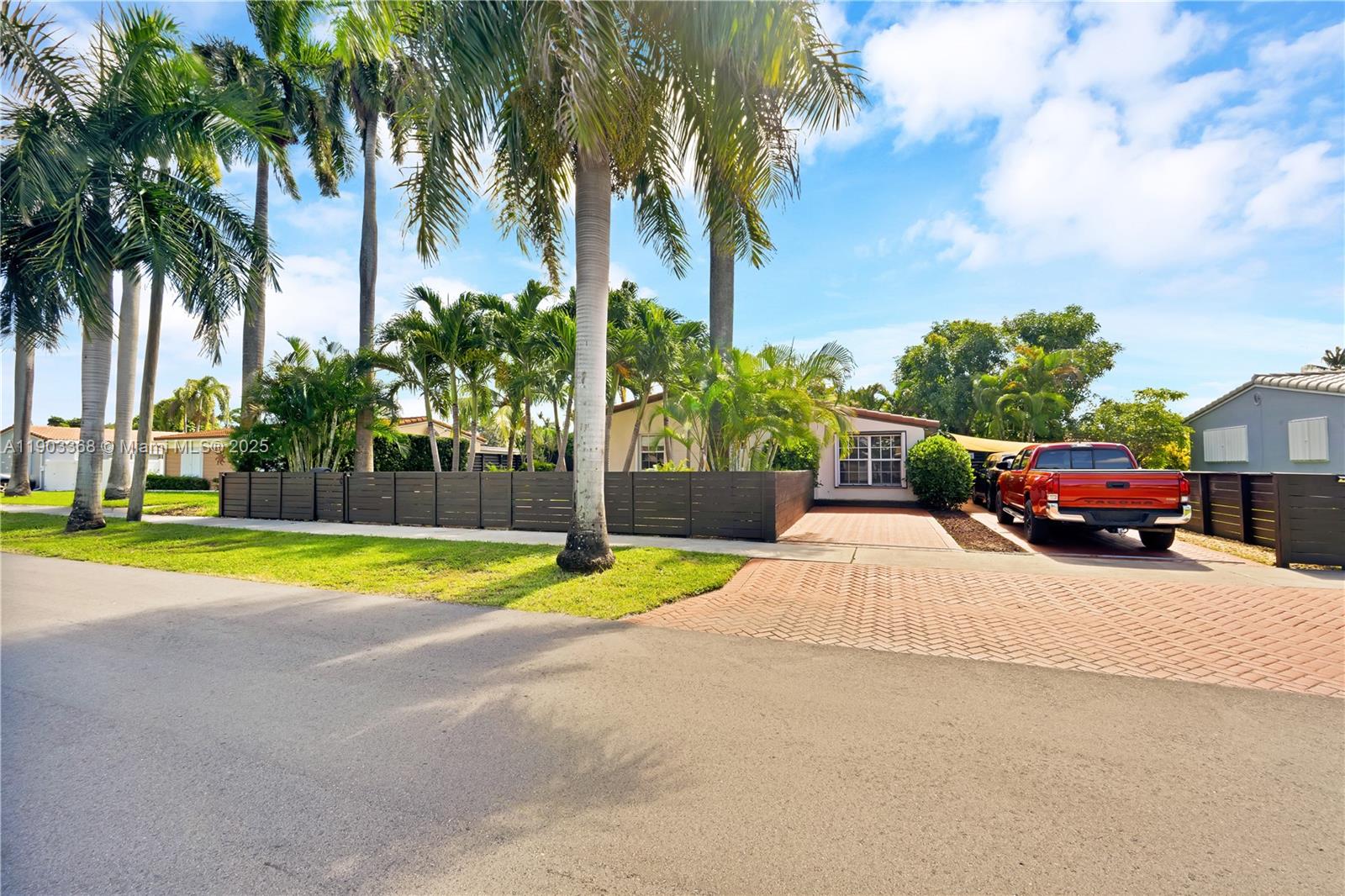 818 NE 3rd St, Hallandale Beach FL 33009