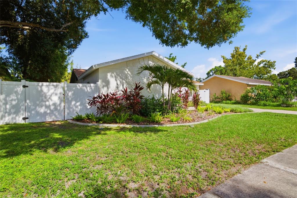 8327 JENNIFER LANE, SEMINOLE, FL — photo 4 of 30