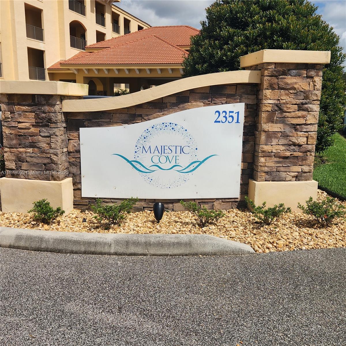 A stone monument sign for Majestic Cove stands in front of a multi-story building — 2351 Lakeview Dr # 114, Sebring FL 33875, SEBRING, FL