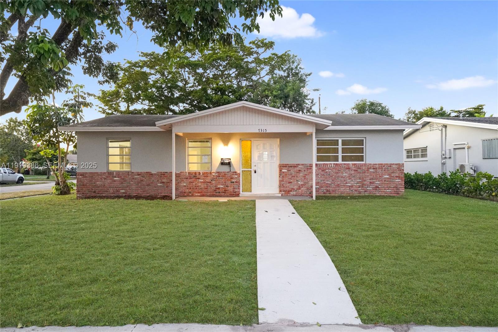 7315 Allen Dr, Hollywood FL 33024