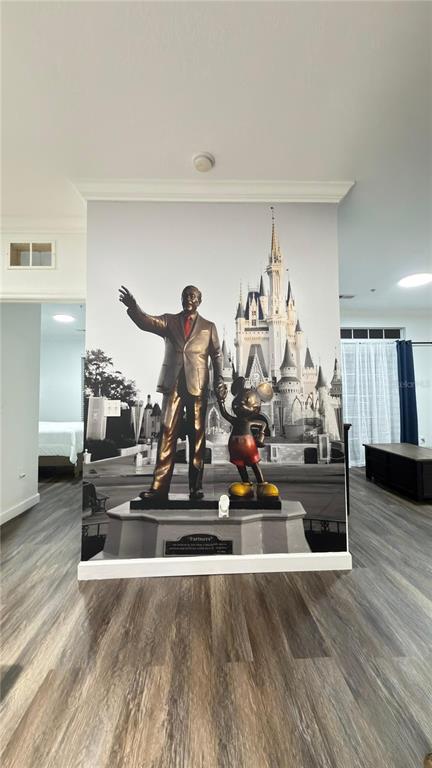 A room features wood-look flooring and a large wall mural of the Partners statue — 1301 TUSCAN TERRACE UNIT 9403, DAVENPORT, FL