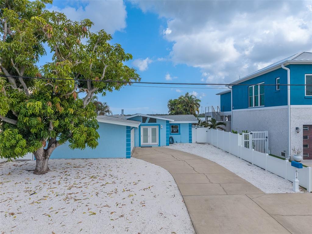 814 BAY POINT DRIVE, MADEIRA BEACH, FL — photo 2 of 30
