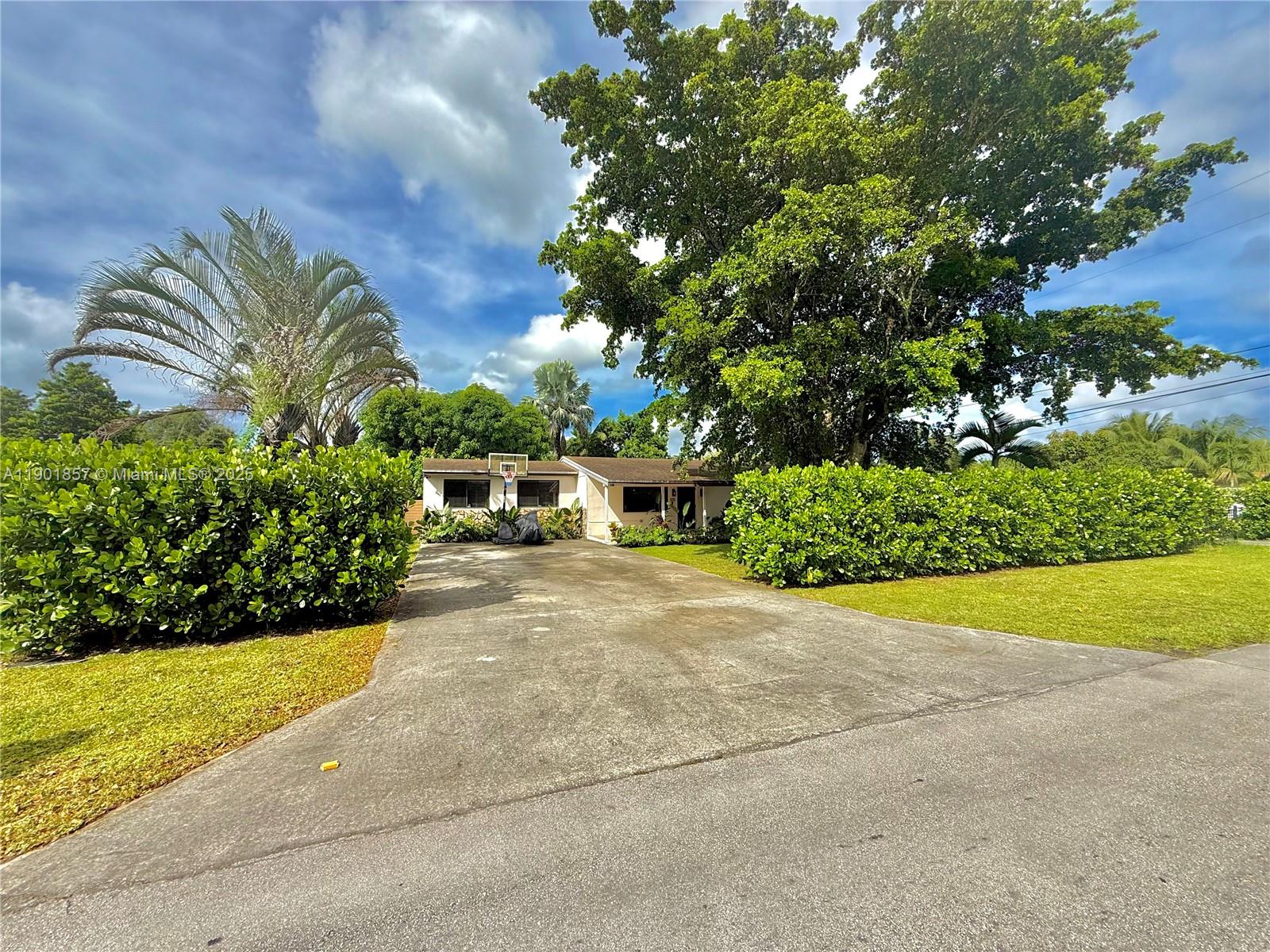 125 NE 150th St, Miami FL 33161