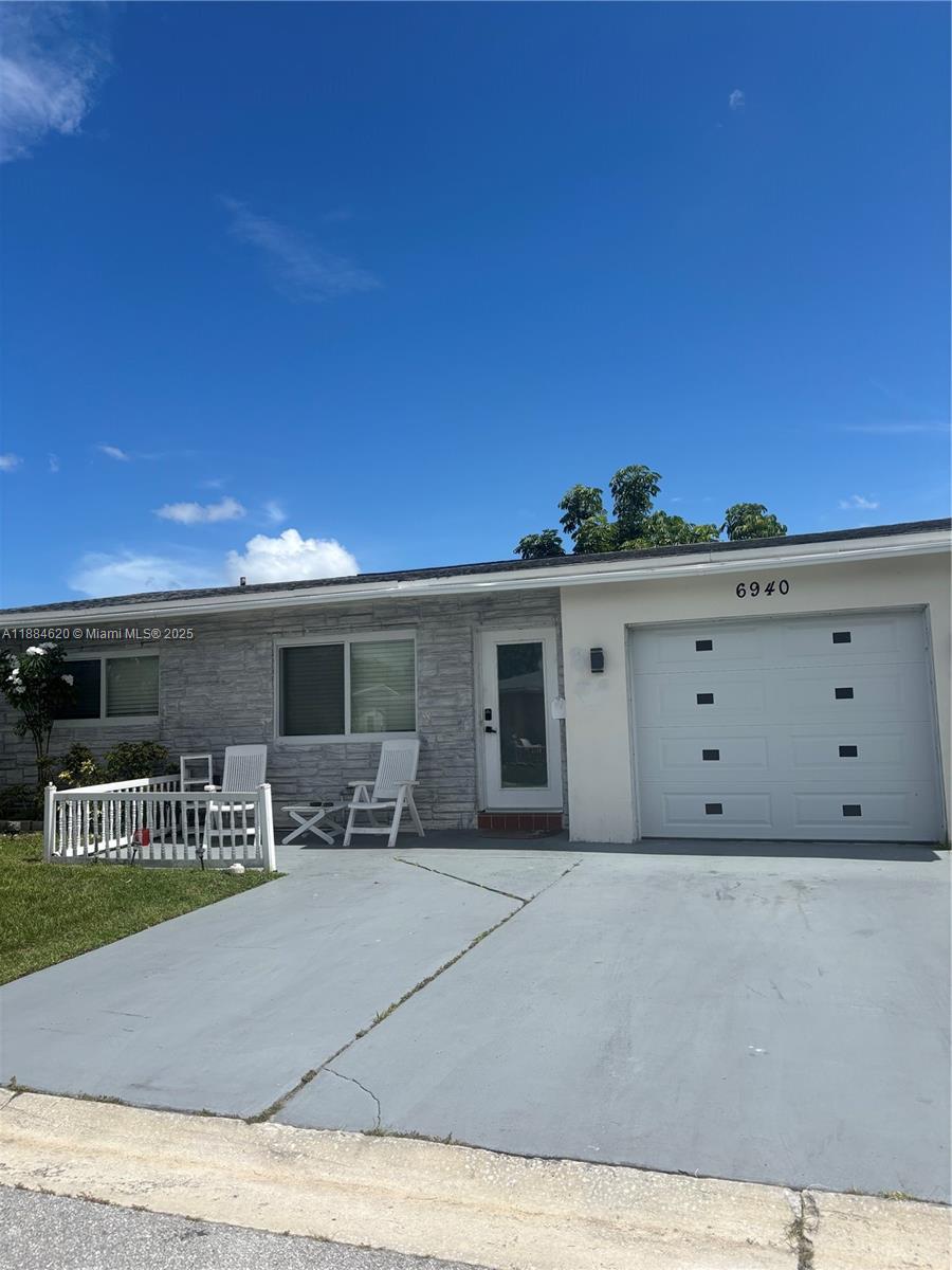 6940 NW 17th St, Margate FL 33063