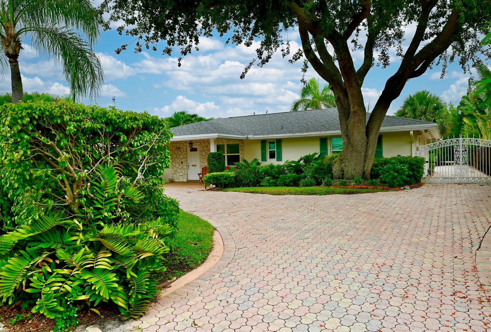 129 Alhambra Place, West Palm Beach FL 33405