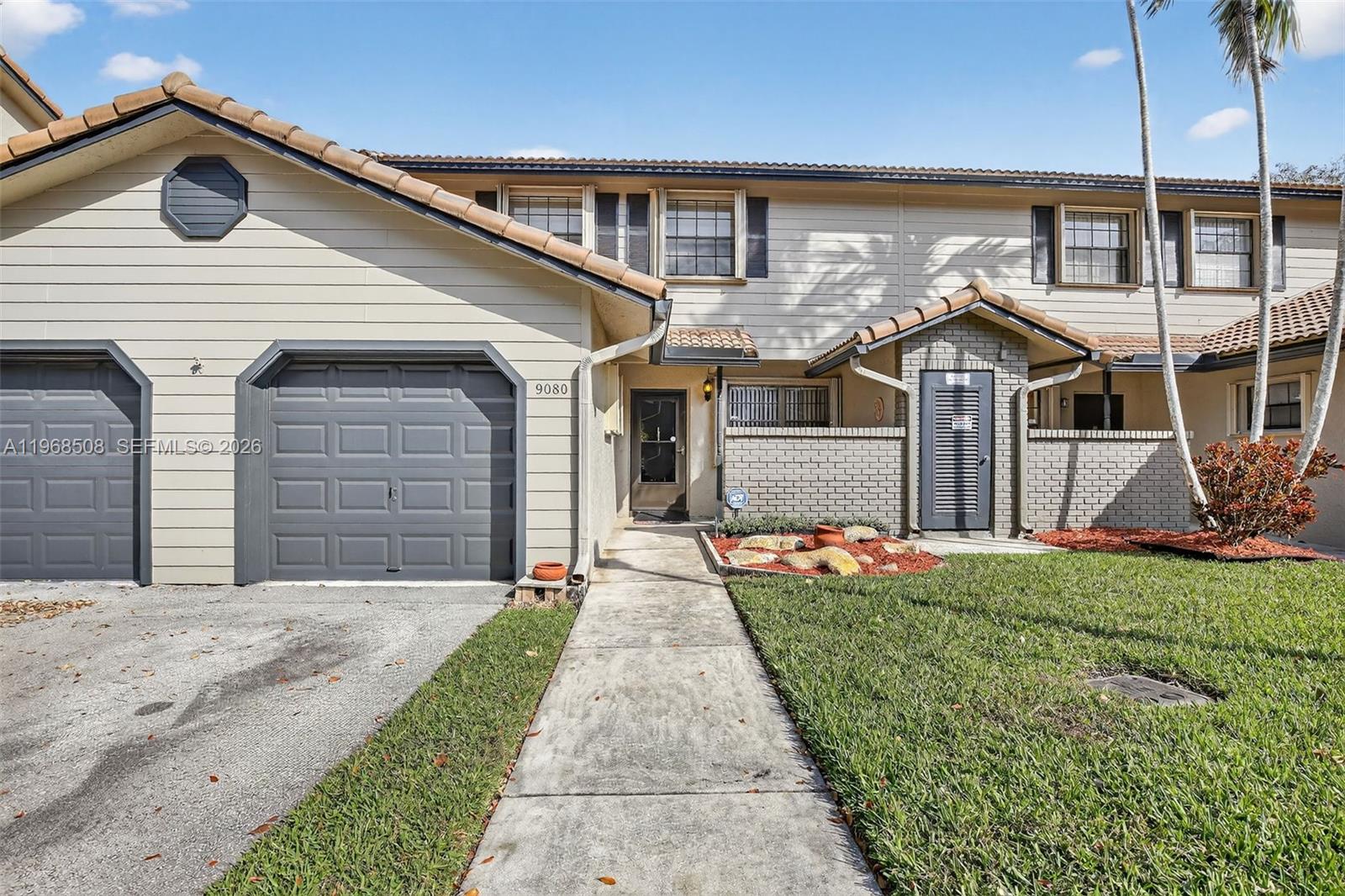 9080 Vineyard Lake Dr, Plantation FL 33324
