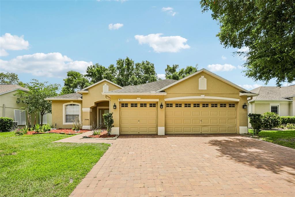 915 MOONLUSTER DRIVE