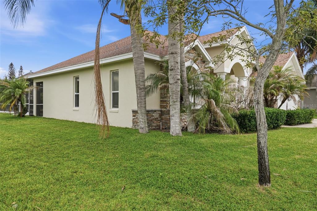A dining room with a tray ceiling, arched wall niche, and a large arched window — 200 LAKE ARIETTA COURT, AUBURNDALE, FL