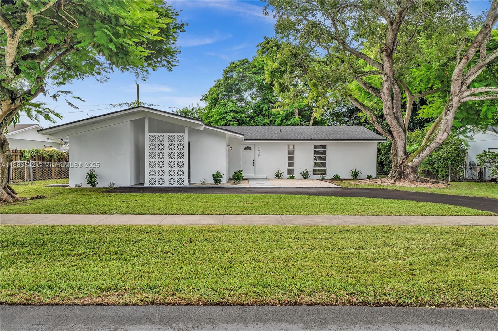 19701 Belmont Dr, Cutler Bay FL 33157