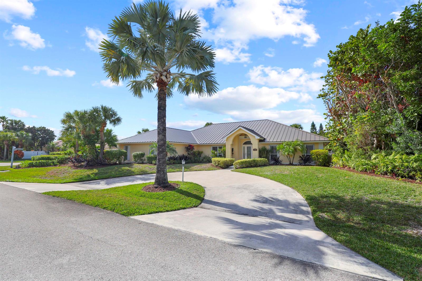 1345 Spanish Lace Lane, Vero Beach FL 32963