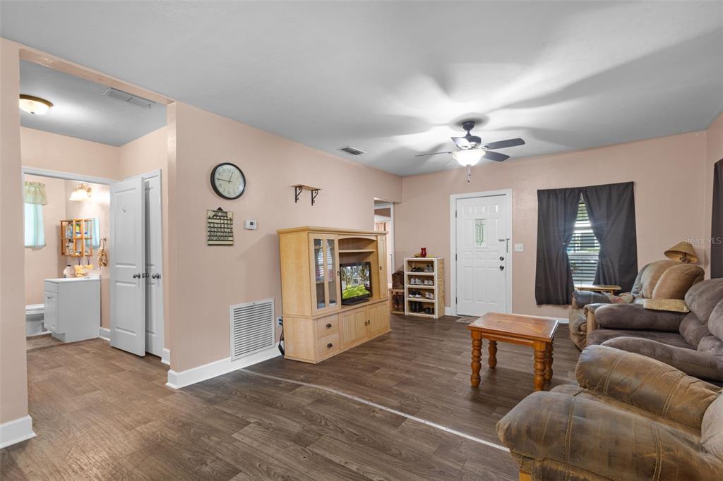 729 NW 3RD AVENUE, TRENTON, FL — photo 3 of 26