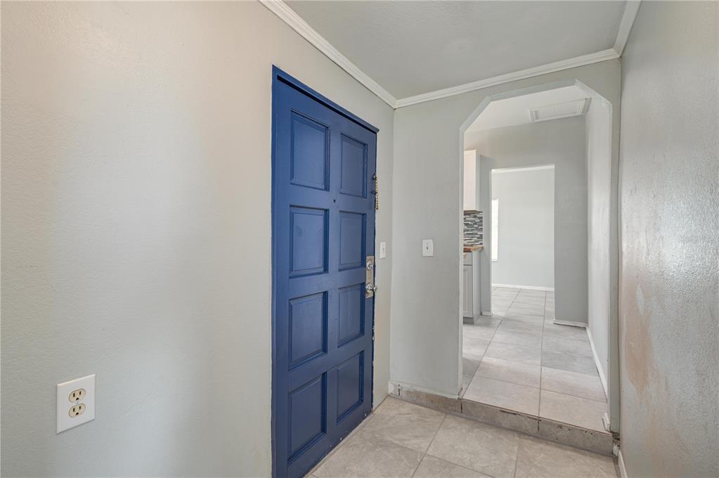An entryway features a blue door, light gray walls, and light-colored tile flooring — 520 W JACKSON AVENUE, LAKE WALES, FL