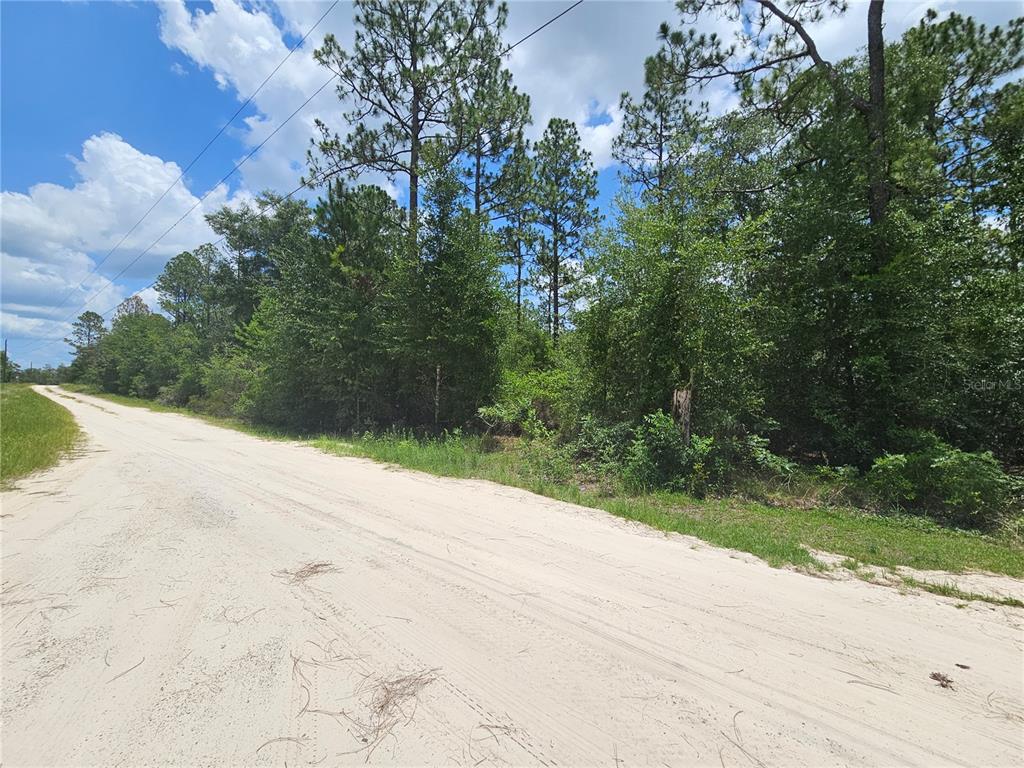 This is an aerial map showing a highlighted vacant lot located at a road intersection — 0000 NE 40TH LANE, WILLISTON, FL