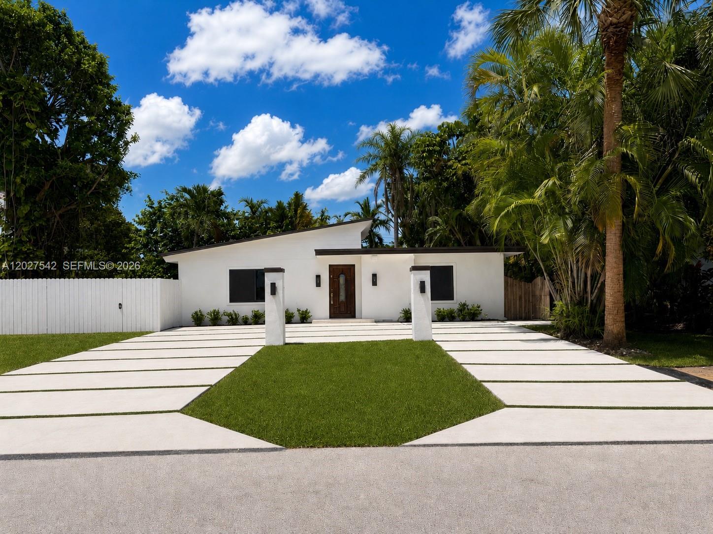 2627 NE 213th St, Miami FL 33180