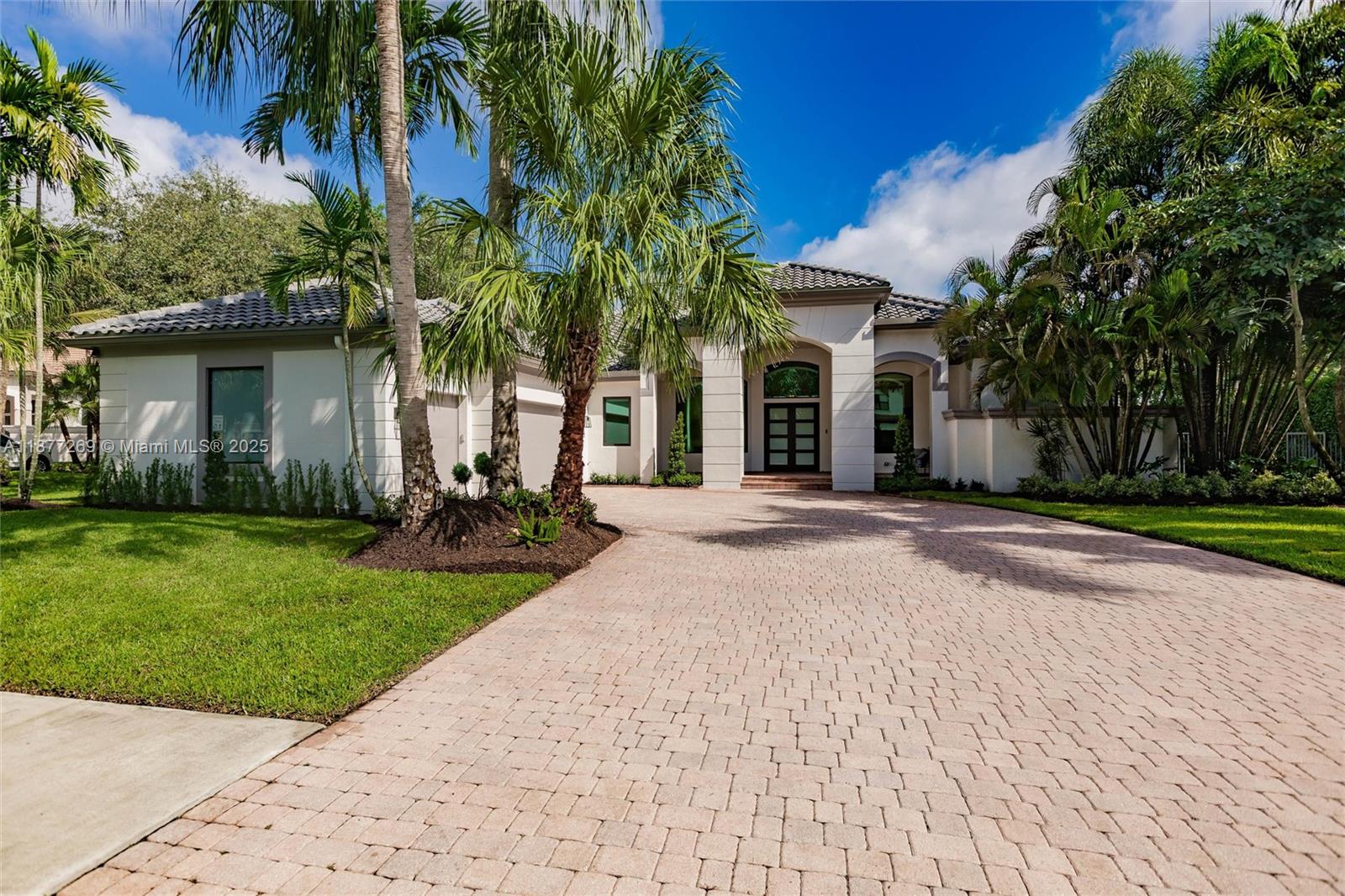 12641 N Stonebrook Cir, Davie FL 33330