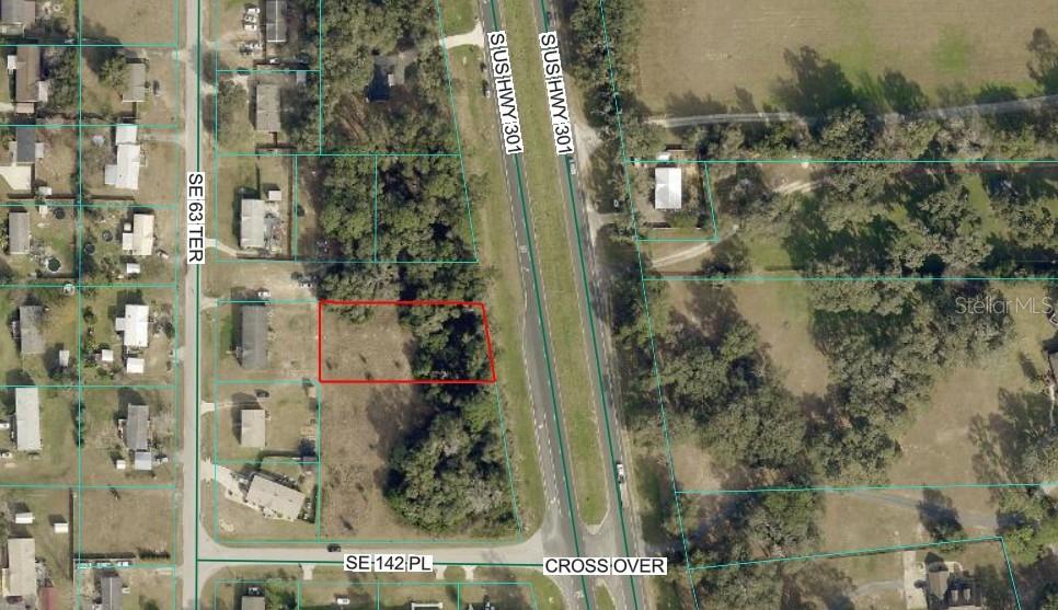 This is an aerial map showing a vacant rectangular lot outlined in red near a highway — SE 142ND PL & S US HWY 301, SUMMERFIELD, FL