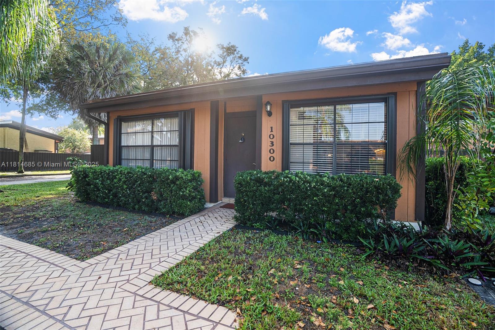 10300 Laurel Ct, Pembroke Pines FL 33026