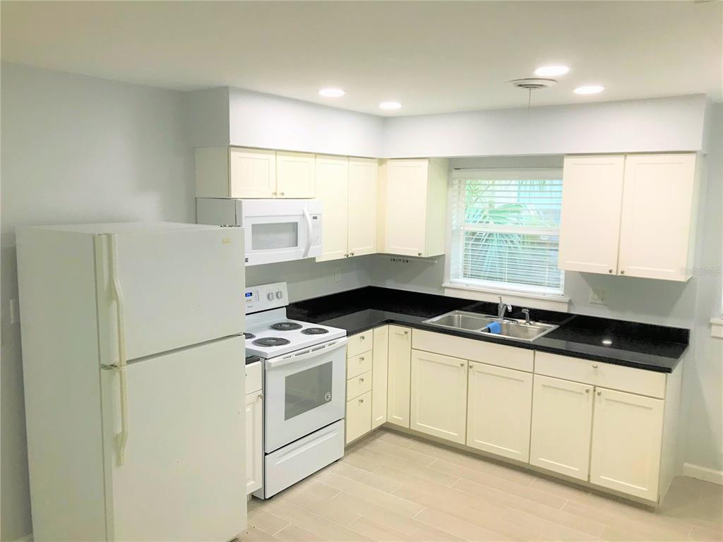 2541 FLOYD STREET, SARASOTA, FL — photo 5 of 25