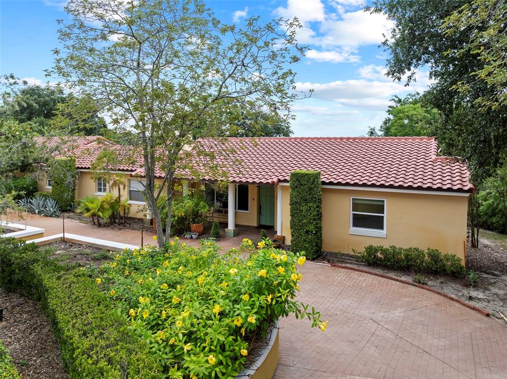 1121 SUNSET DRIVE