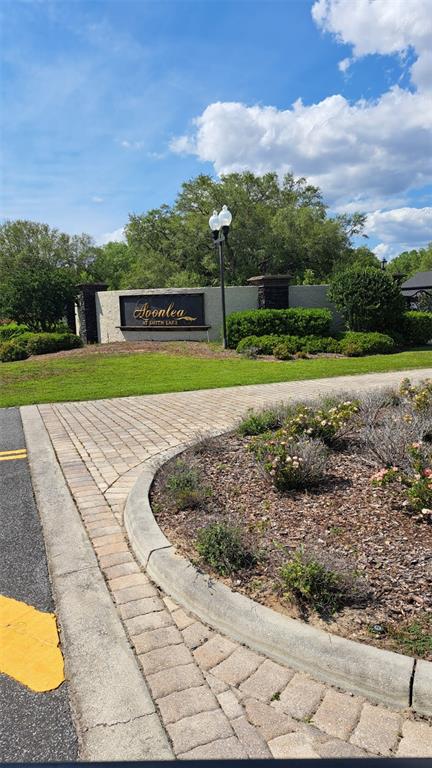 A stone monument sign for Avonlea at Smith Lake stands behind a landscaped traffic circle — 00 SE 101ST CT ROAD, BELLEVIEW, FL